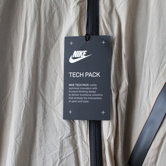 NIKE TECH PACK Jacket - Picture 6 of 8